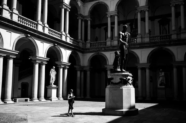 Human shapes, Milan
