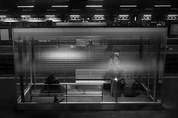 Waiting, Zürich